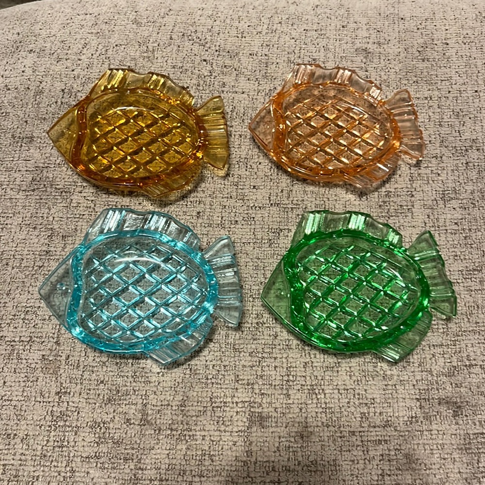 Fish trays! Pre-owned, in great condition, never actually used the ashtrays
